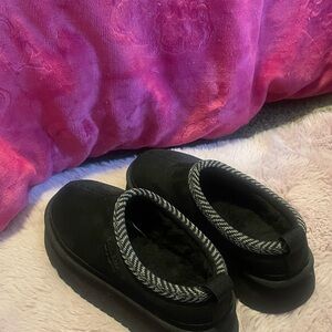 Koolaburra uggs Black Slip-On Shoes with Patterned Trim